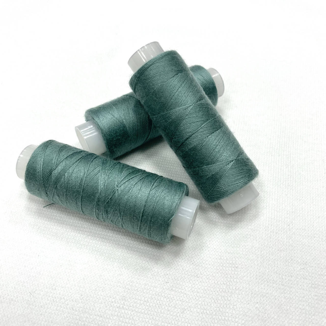 

Нитка Швейная для трикотажа Omega 407 цвет зеленый плотность 120 намотка 200м 100% полиэстер штапельная нить, Зелёный