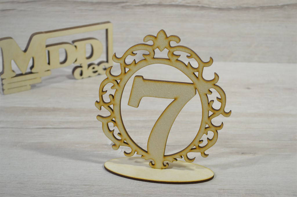 

Деревянная цифра на подставке 7