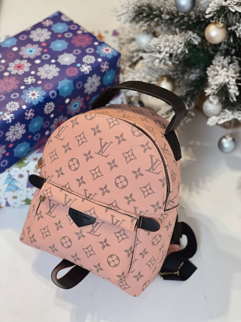 

Рюкзак маленький розовый в стиле Louis Vuitton