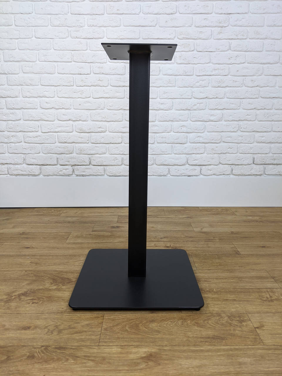 

Металлическая ножка для стола "UNO" в ресторан со скругленной пластиной