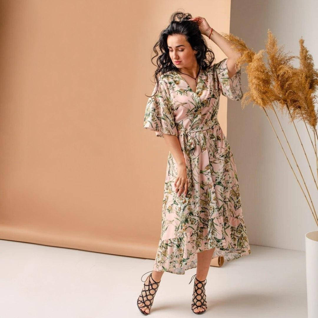 

Красивое платье с цветочным узором пудровое 44