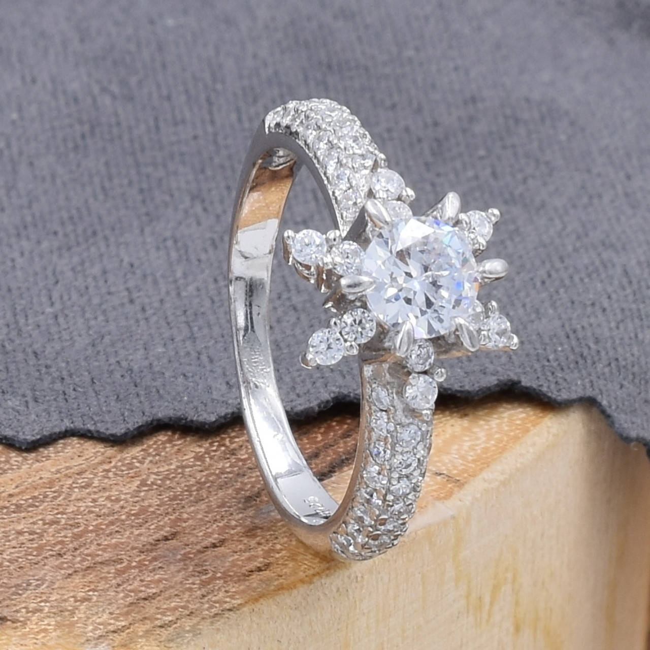 

Кольцо серебряное женское ширина 10 мм вставка белые фианиты размер 18