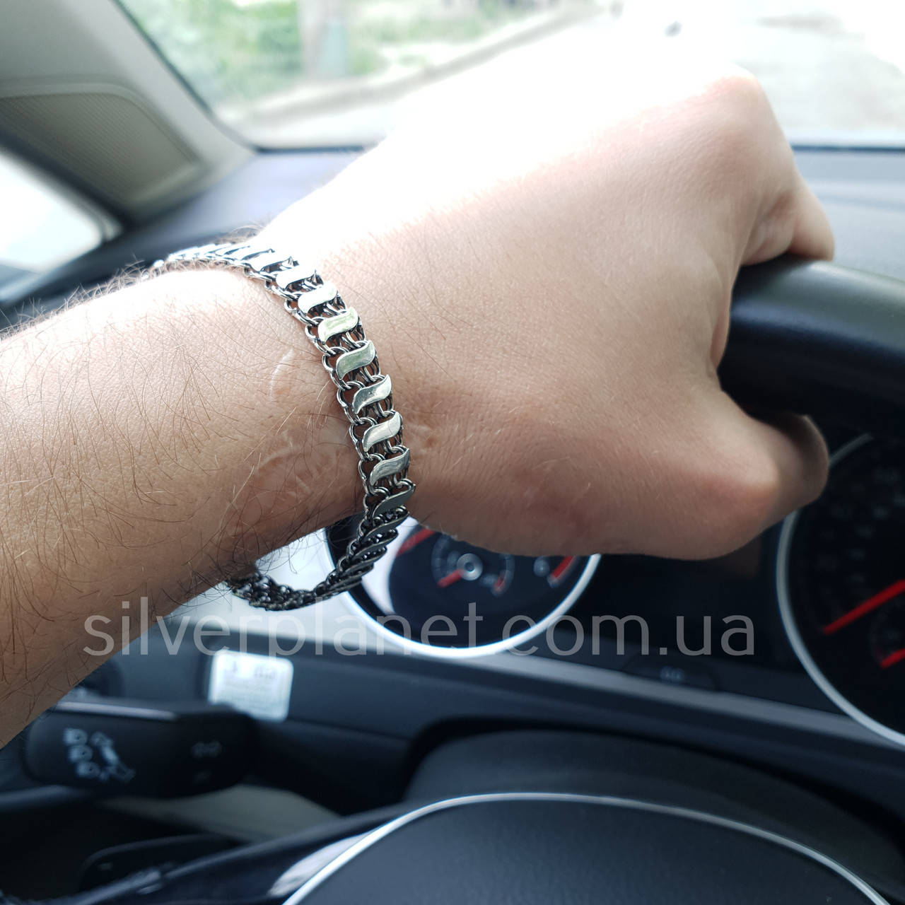 

Двусторонний серебряный браслет мужчине. Длина 19.5 см, ширина 8 мм