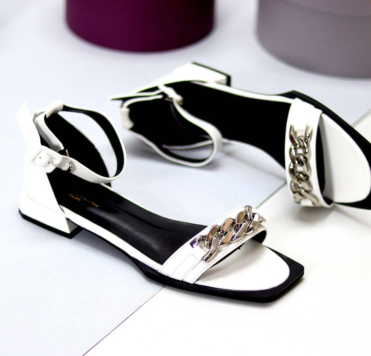 

Женские босоножки на низком каблуке с закрытой пяткой белые экокожа 35-40р