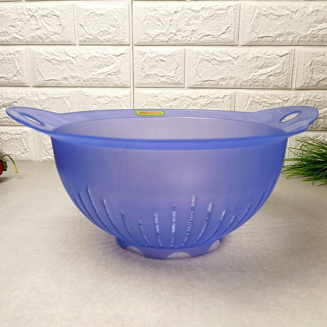 

Небольшая пластиковая миска-дуршлаг с отверстями-полосками 22 см, Алеана, Оливковый