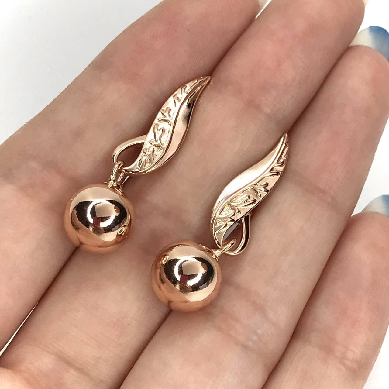 

Позолоченные серьги с подвесками шарики.