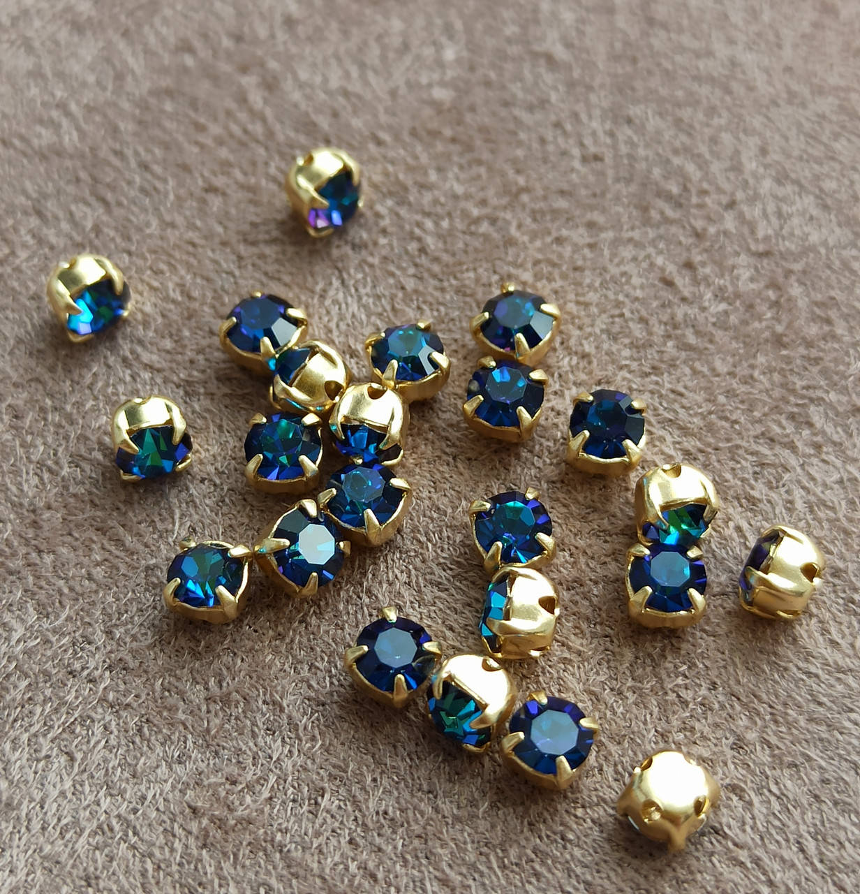 

Шатоны Preciosa в цапах, bermuda blue, цапы - золото