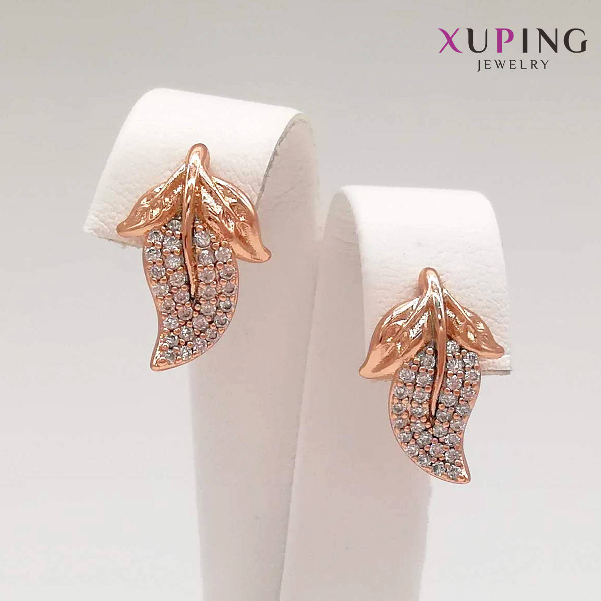 

Серьги Xuping, размер 16х11 мм, белые фианиты (куб. цирконий), вес 3 г, позолота PO, ХР00889 (1)