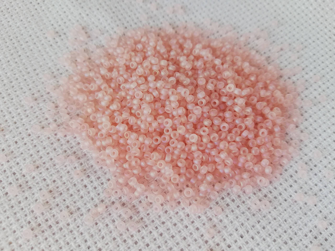 

Японський бісер Miyuki Круглий 11/0 0155FR - Matted Transp Pale Pink AB