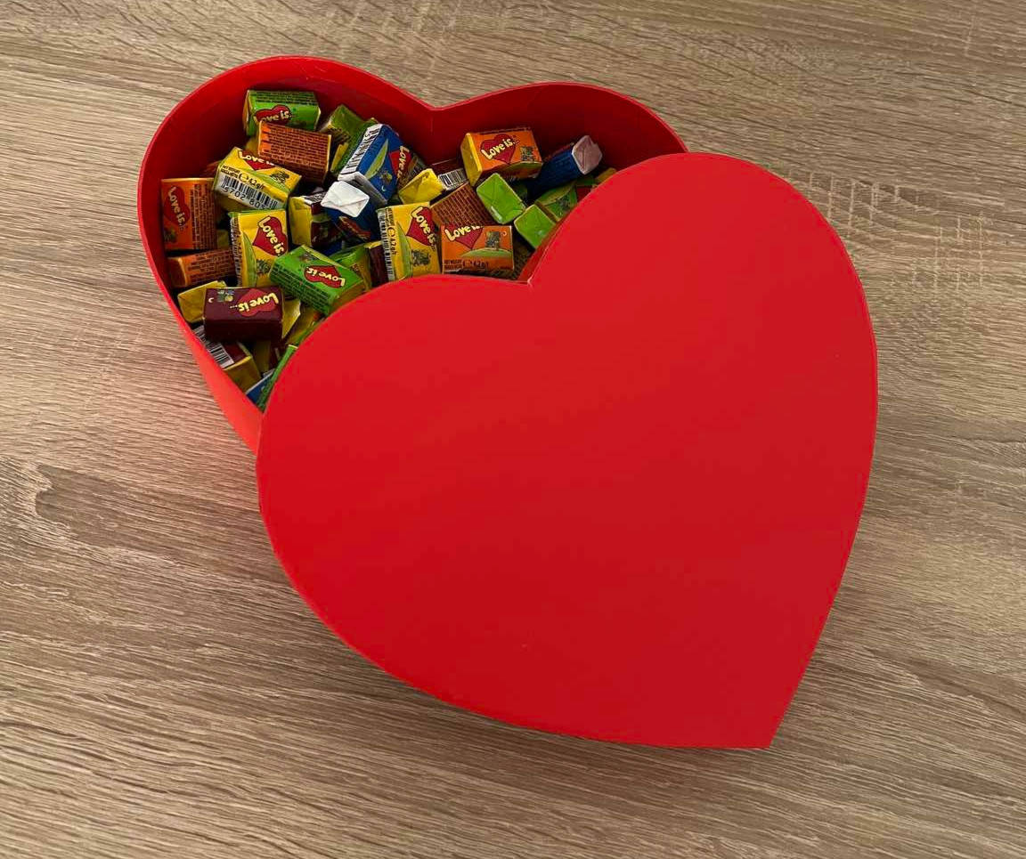 

Подарочный набор с жвачками Love is | Подарок ко Дню Святого Валентина | Подарок для влюбленных