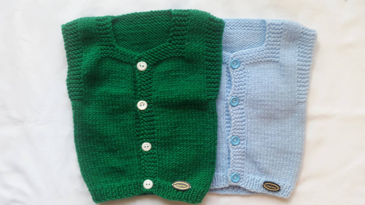 

Детская вязанная жилетка для мальчика на 3 - 6 месяцев.