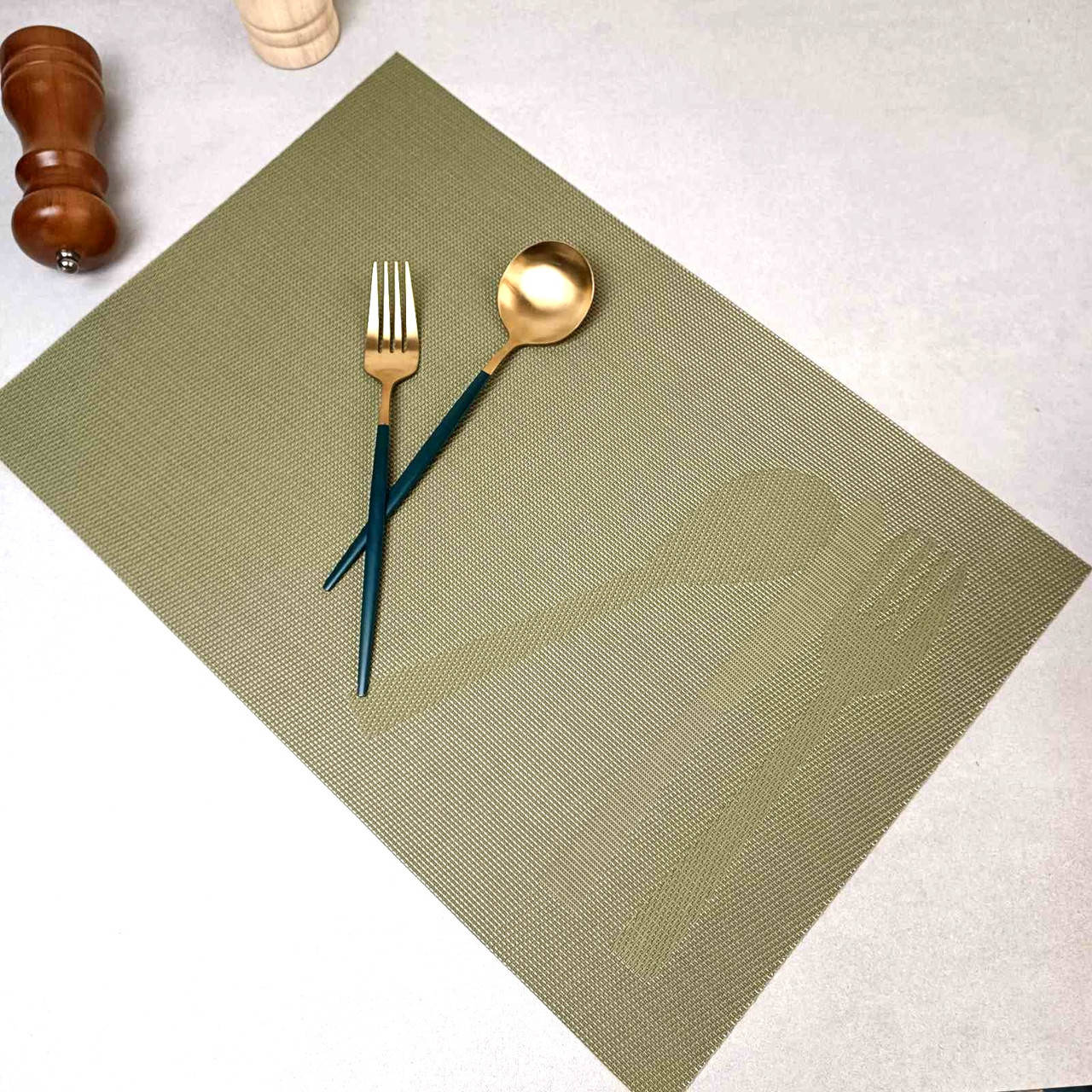 

Оливкая сервировочная салфетка-подтарельник 30*45 см