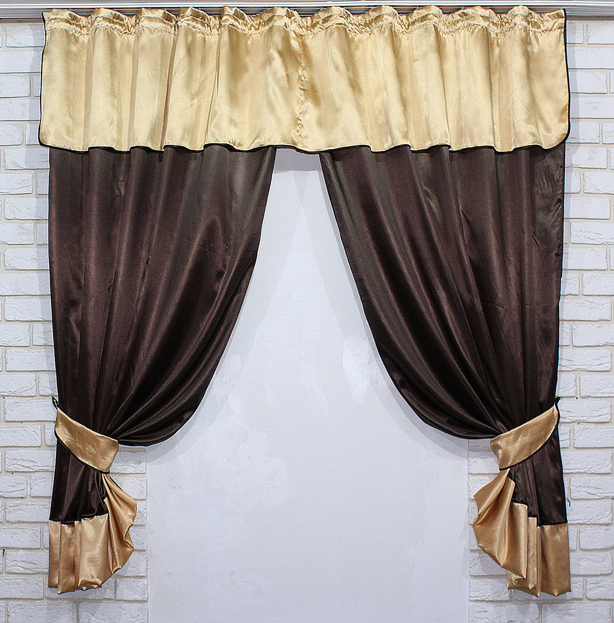 

Шторки (280х170см.) с ламбрекеном и подхватами. Цвет золотистый с венге. Код 073к 50-267