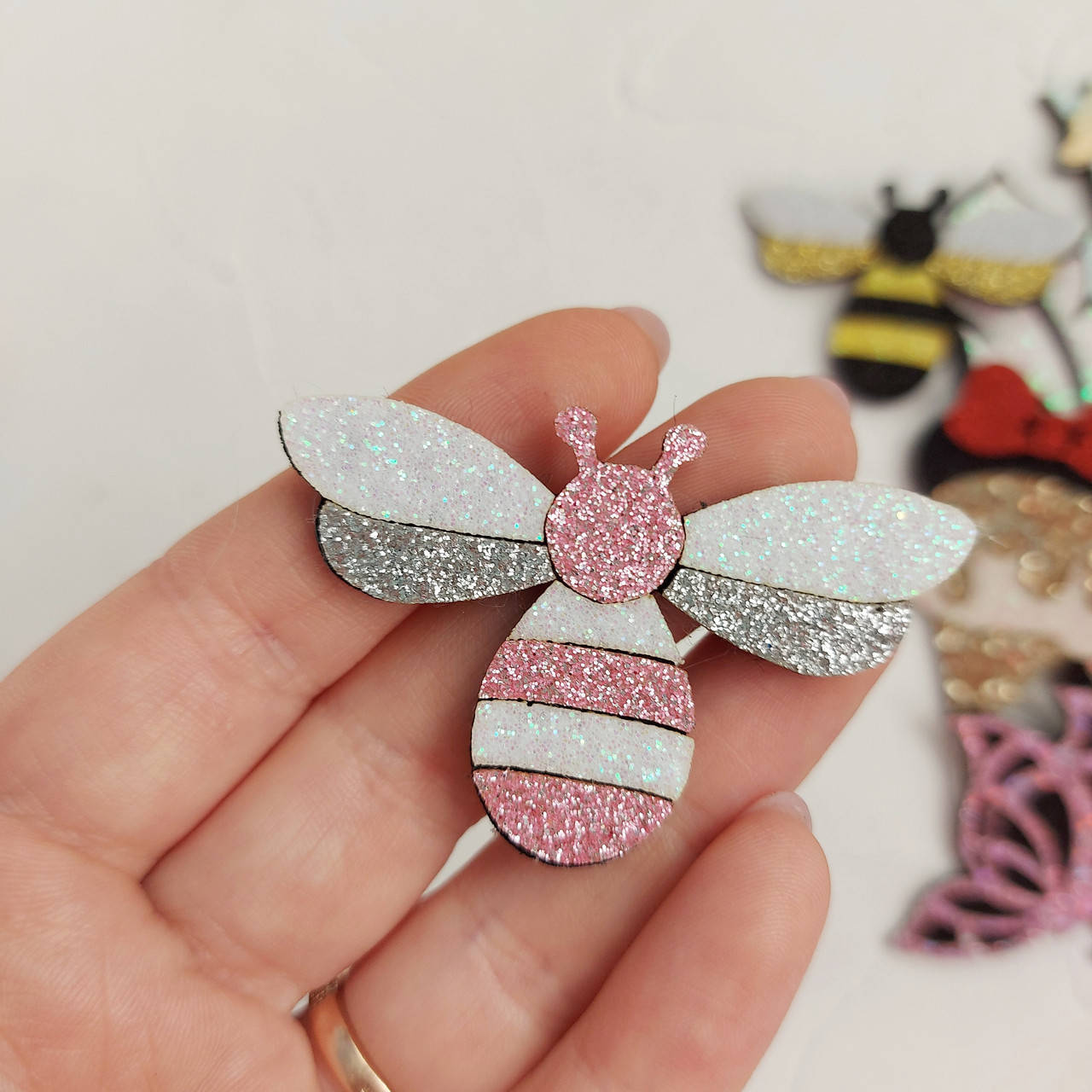 

Патч БДЖІЛКА РОЗОВА, 5*3.5см (НЕ СКЛЕЄНО)