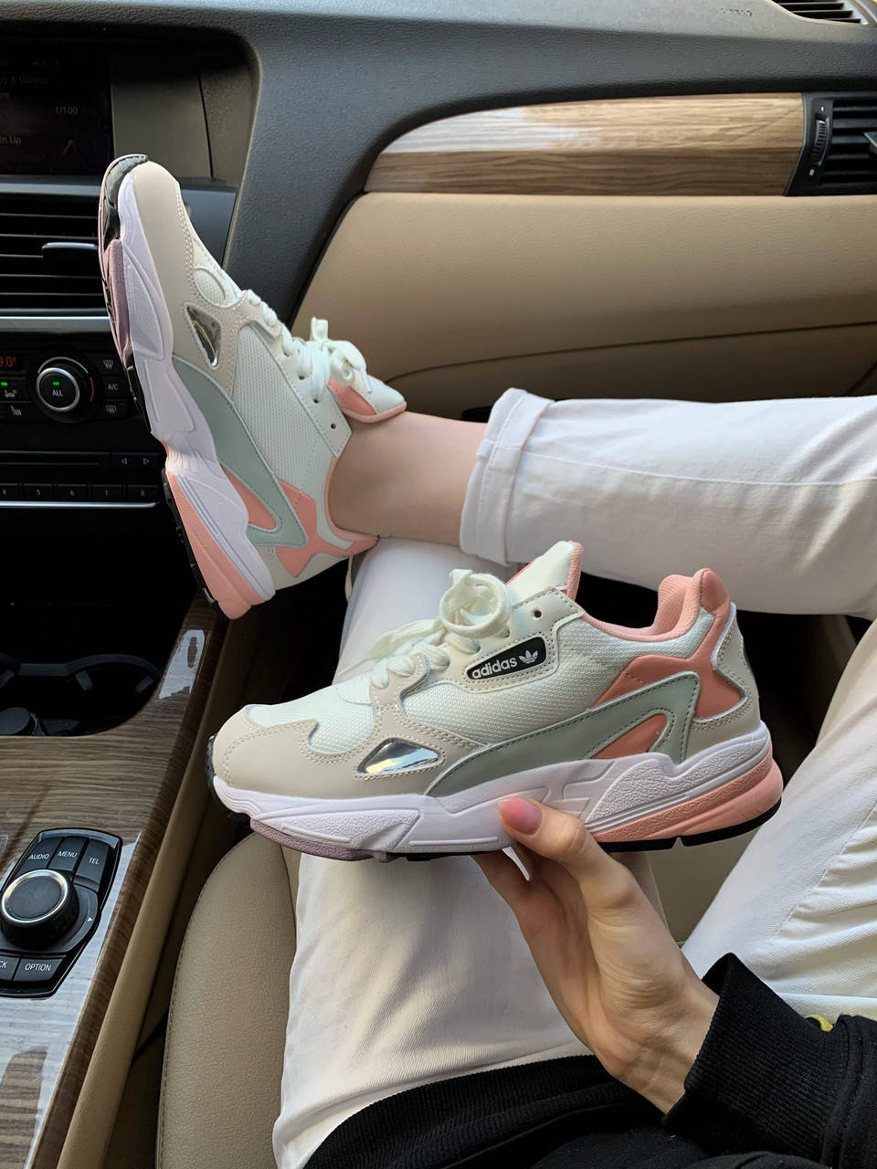 

Женские замшевые кроссовки Adidas Falcon White (Адидас Фалькон белые), Белый