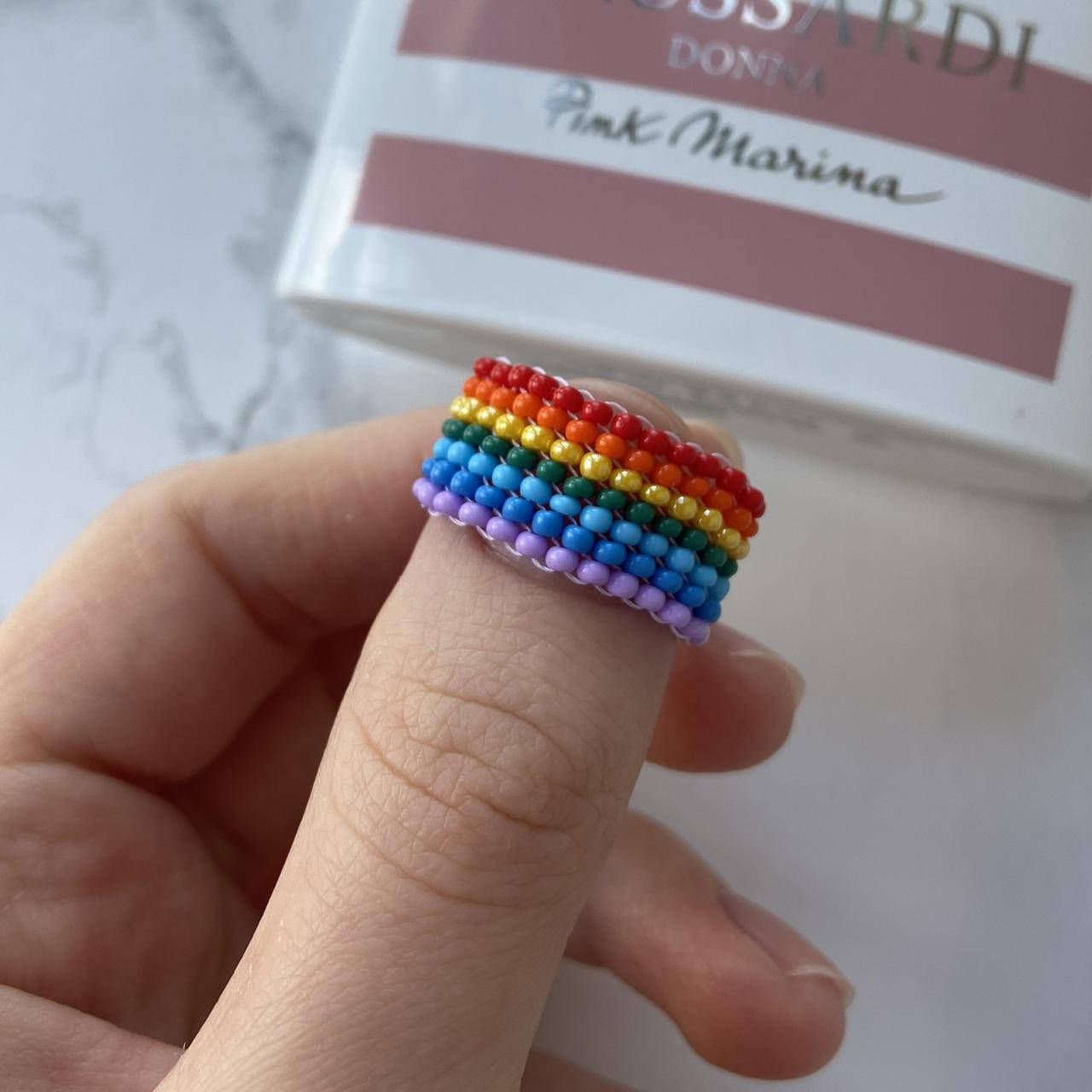 

Кольцо из бисера радуга