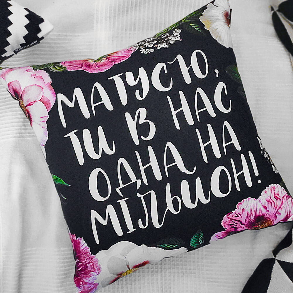 

Подушка с принтом Матуся, Красный
