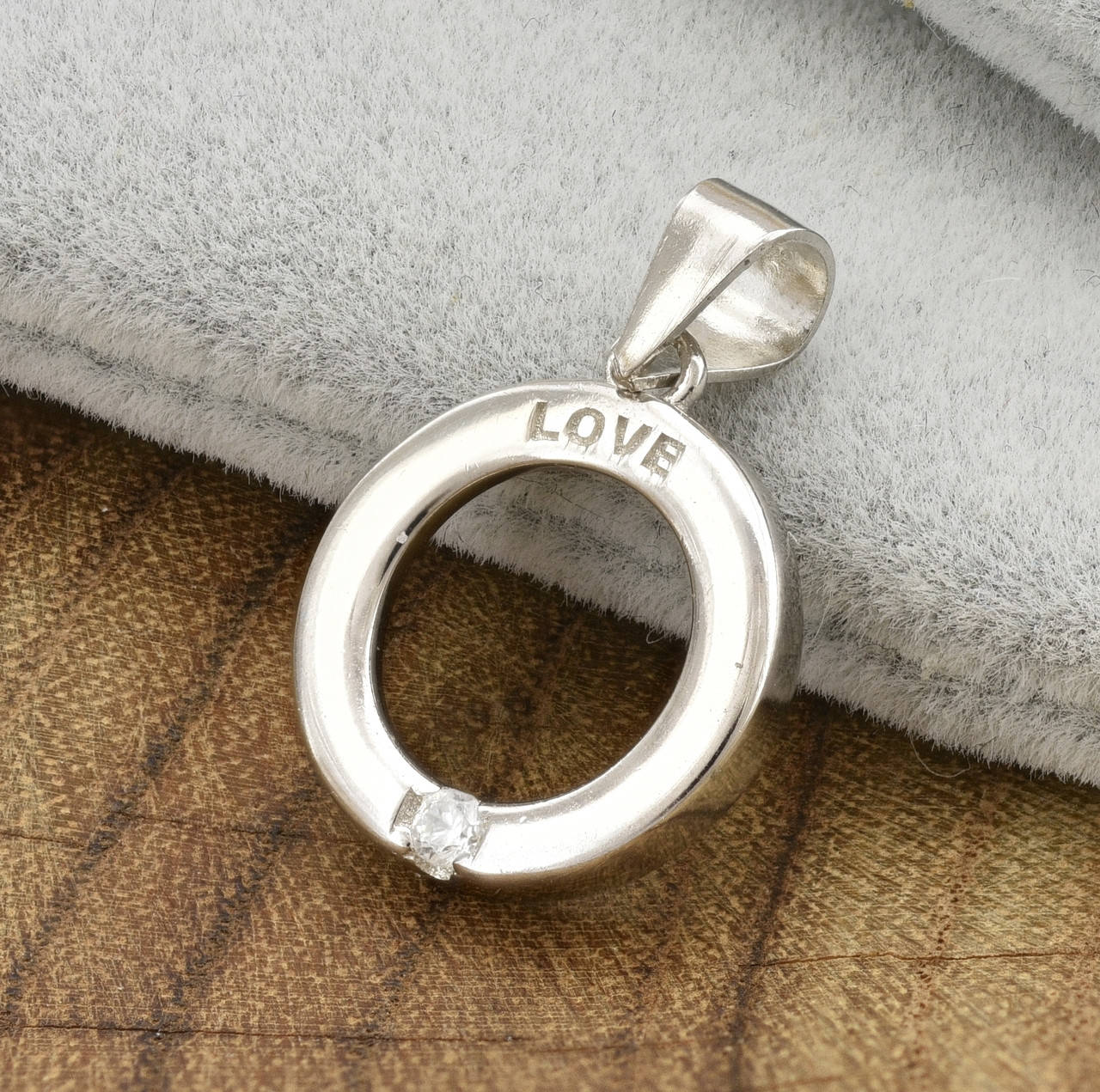 

Серебряный кулон ТС9540301 размер 20х14 мм вставка белые фианиты вес 1.35 г