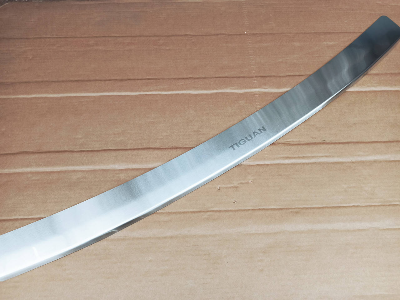 

Накладка на задний бампер с загибом Volkswagen Tiguan 2016+