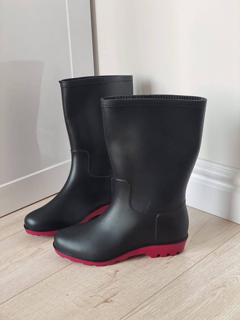 

Резиновые женские сапоги , с красивой контрастной подошвой