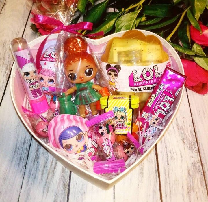 

Вкусный подарок с подвижной куклой Lol Лол и одеждой