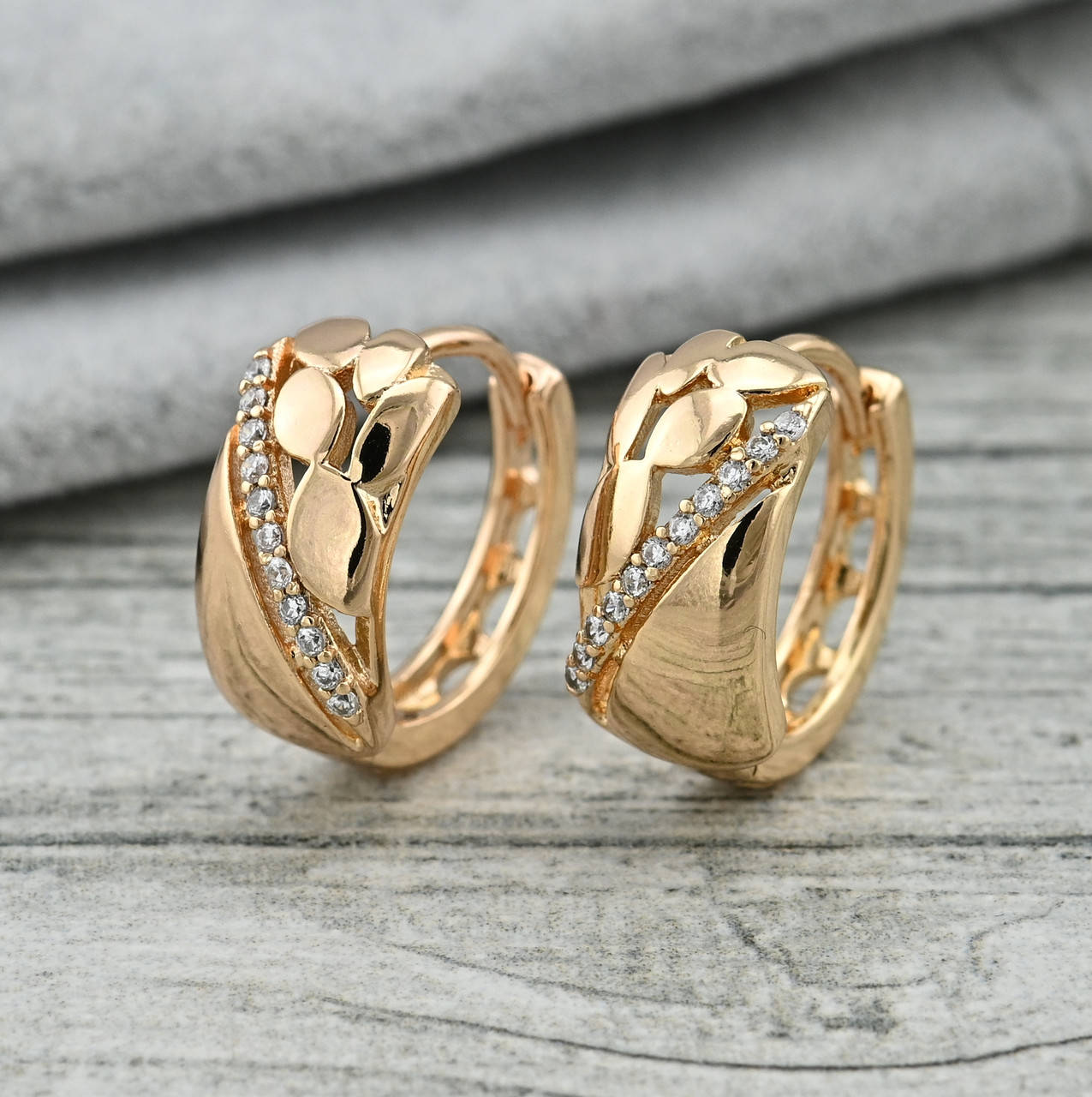 

Серьги 36385 размер 15х7 мм белые фианиты вес 3.6 г позолота 18К