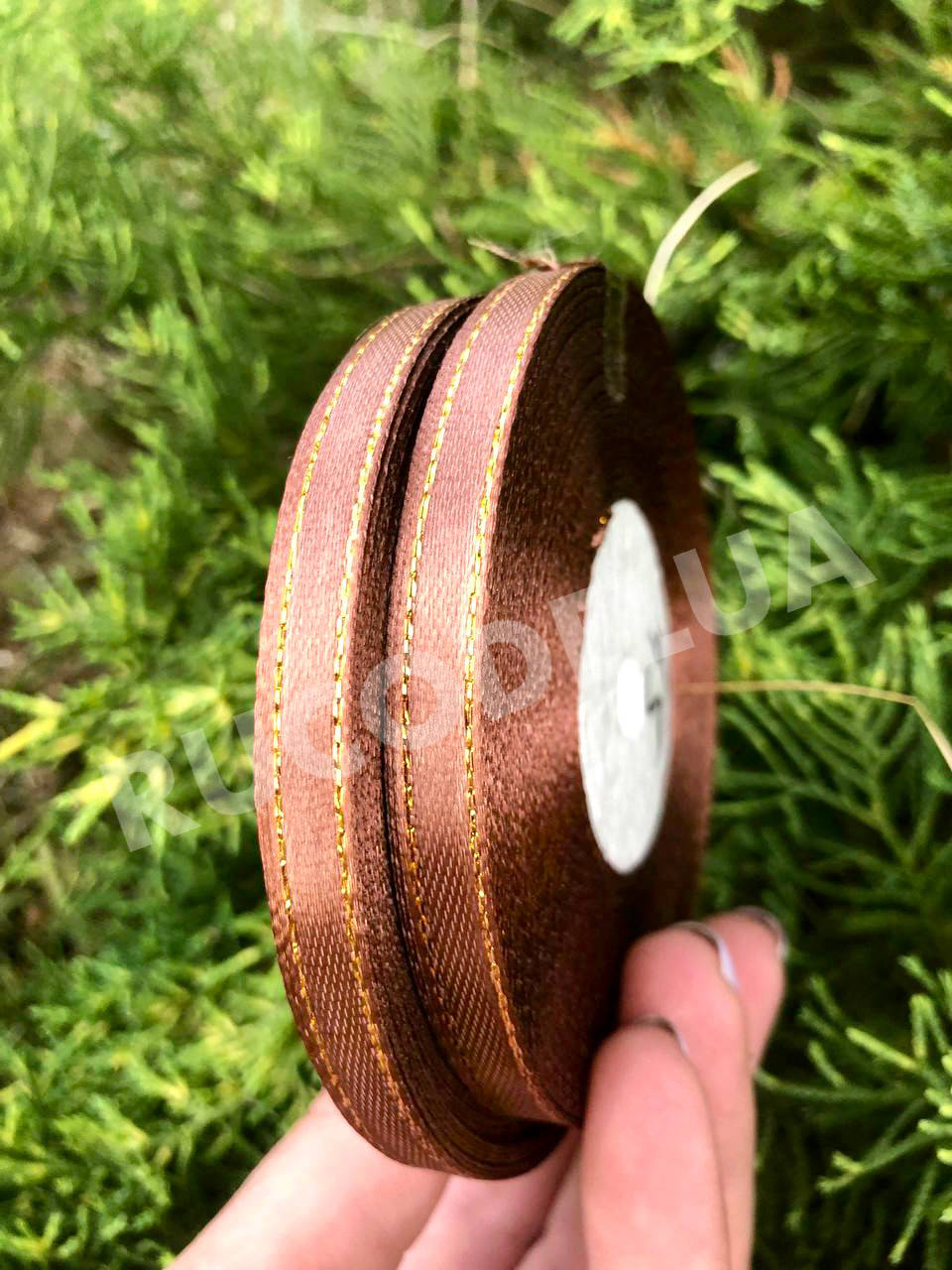 

Стрічка атласна #45 (0,6 см*33 метри) з золотим краєм коричнева рулон