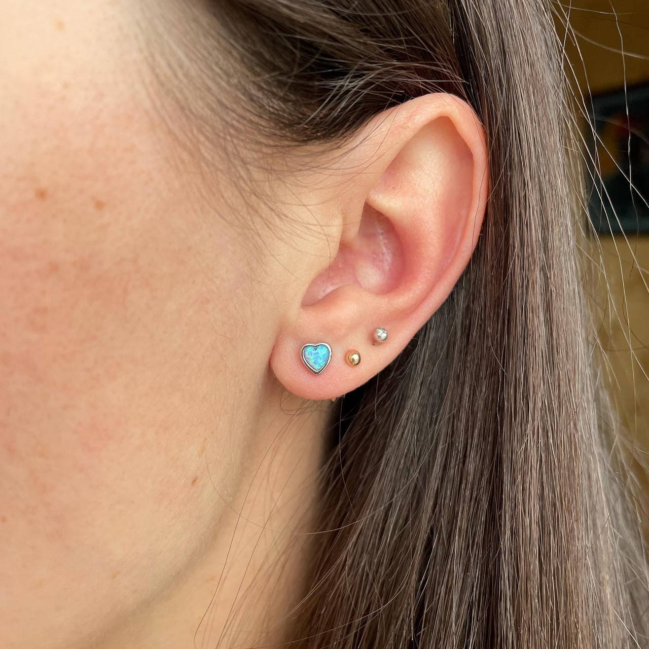 

Серьги-гвоздики серебряные с голубым опалом, сердечки