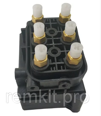 

Блок клапанов пневмоподвески Q7 Touareg Cayenne Panamera Jeep 7L6616039D