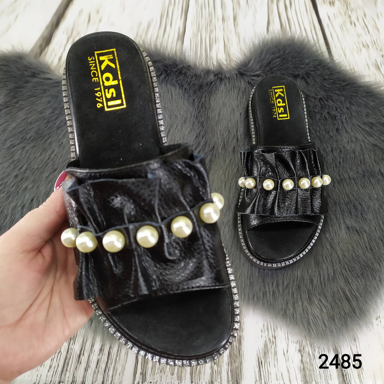 

Шлепанцы женские кожаные черные