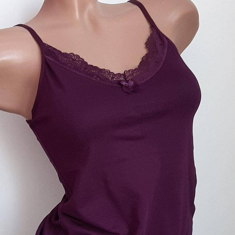 

Майка женская однотонная на тонких бретелях с кружевом M, Сливовый