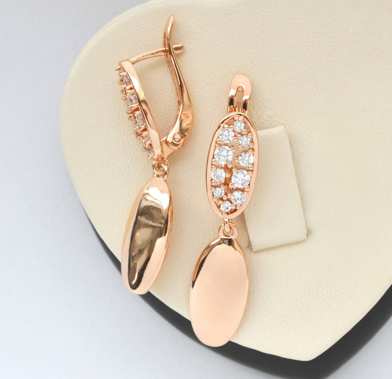 

Серьги Fallon с подвесками 18к. и белыми кристаллами покрытие розовым золотом