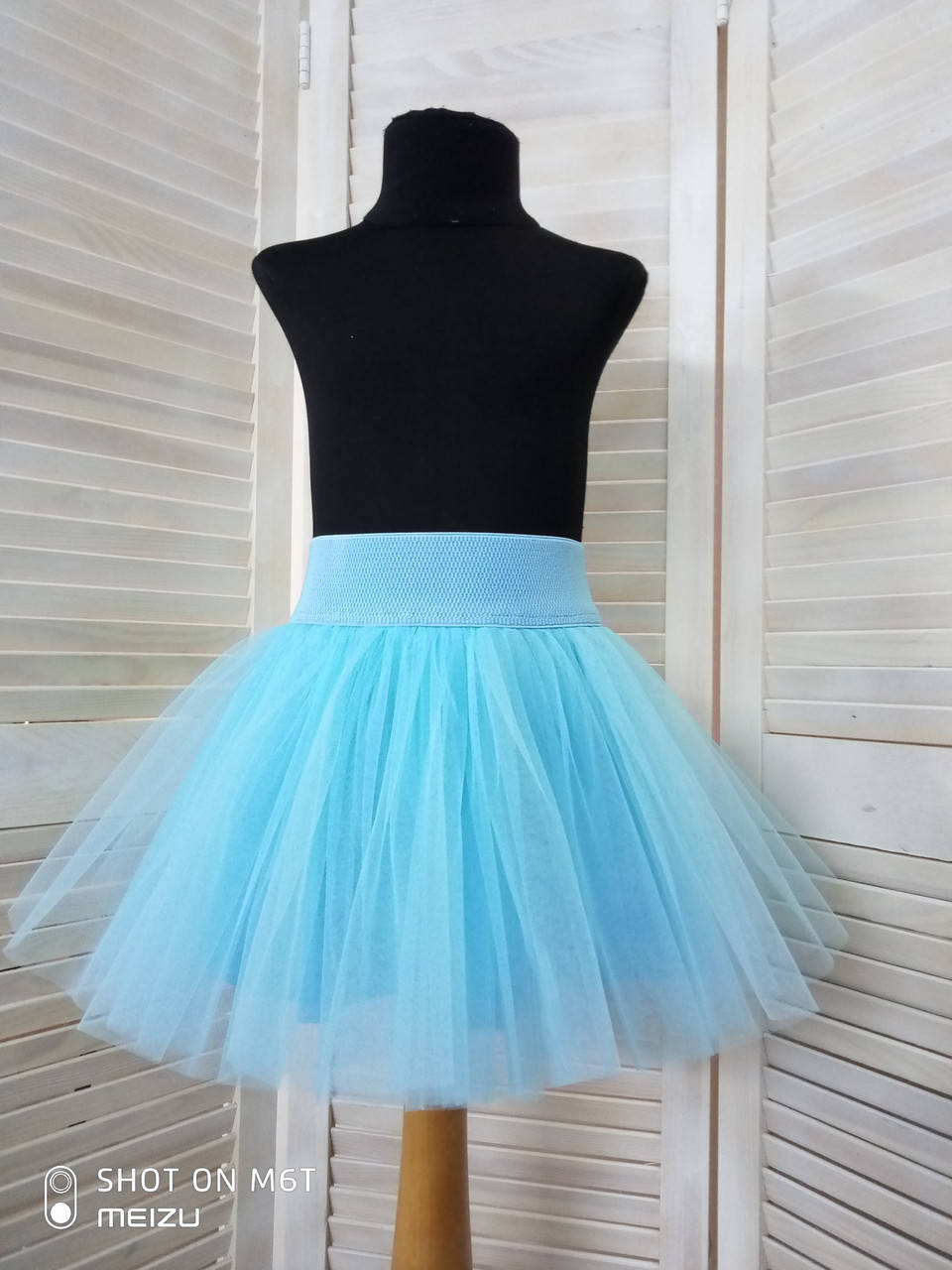 

Юбка на широкой резинке из евросетки для девочки цвет голубой