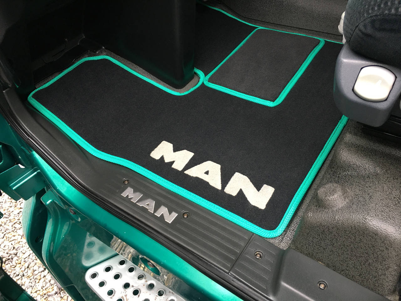 

Ворсовые коврики для грузового автомобиля MAN TGX, Черный