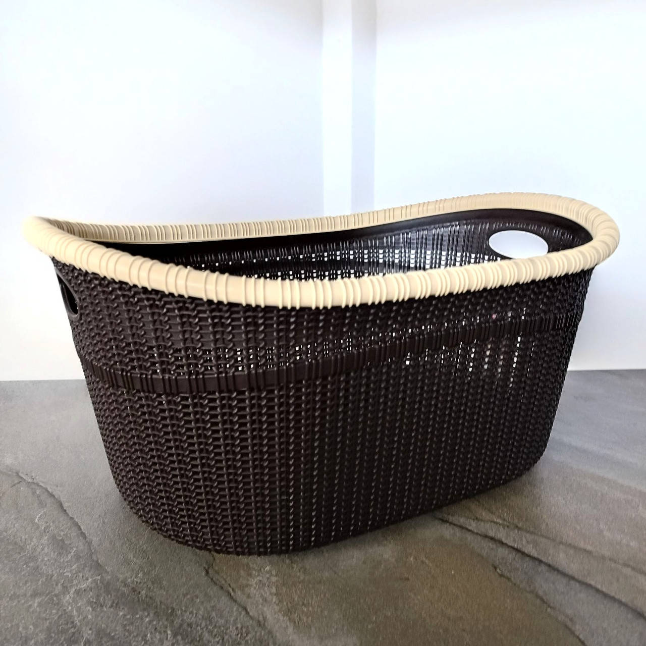 

Большая плетенная корзина для белья 35л коричневая