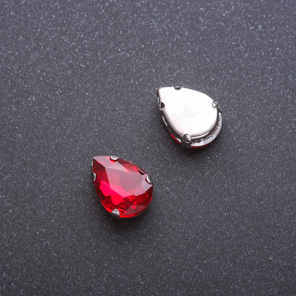 

Пришивной кристалл в цапе Капля 10х14мм красный