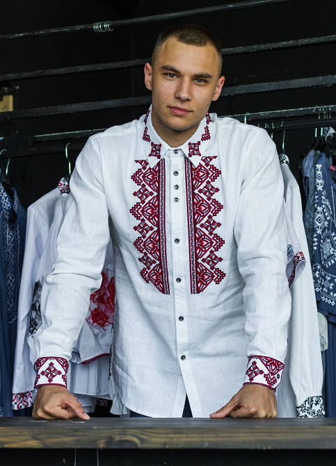 

Эксклюзивная вышитая сорочка из льна белая с красным орнаментом