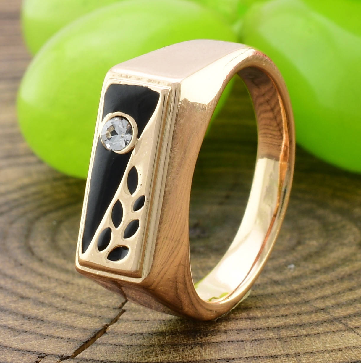 

Печатка Xuping 14075 ширина 8 мм черная эмаль белые фианиты позолота 18К размер 19