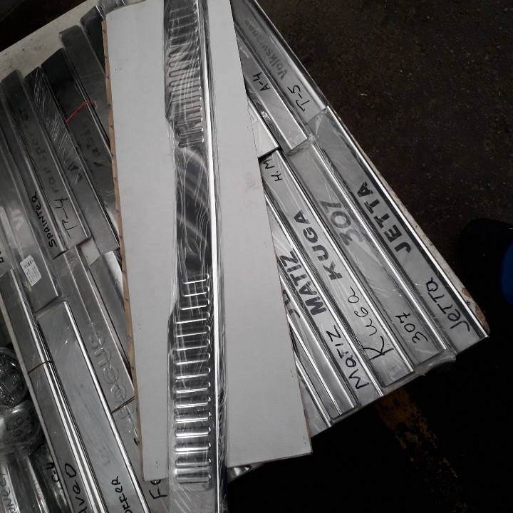 

Накладка на задний бампер Mercedes-Benz Vito 2004-2010 с загибом без надписи