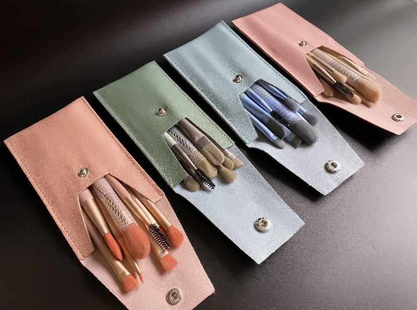 

Набор кисточек 8 шт. в косметичке на кнопке, хорошего качества, 4 цвета