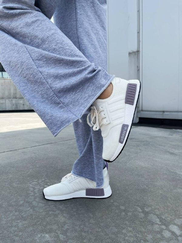 

Кросівки жіночі Adidas NMD R1 Triple White Cherry женская обувь, Белый