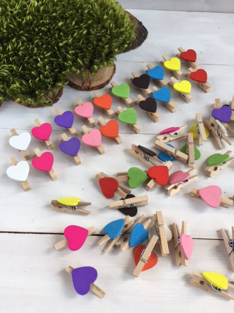 

Сердечки цветные на прищепке 3 см * 0,4 см ( упаковка 50 шт )