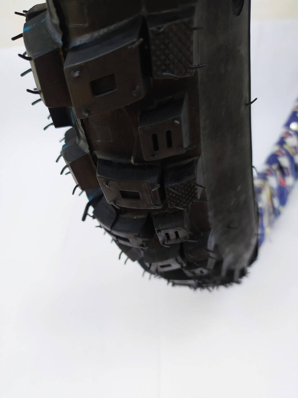 

Резина 2.75-17″ , “кроссовый ” +камера .