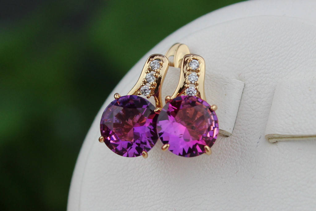 

Серьги Xuping Jewelry с ярко-фиолетовым фианитом 1,6 см золотистые