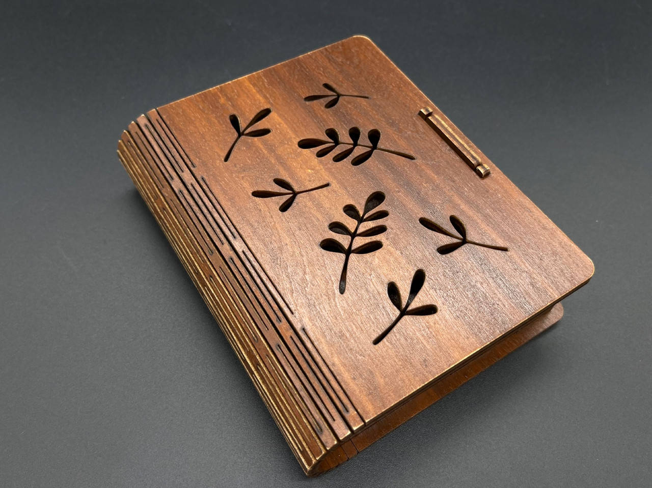 

Шкатулка-купюрница из фанеры. Цвет "яблоня". 14х11.5х3.5см