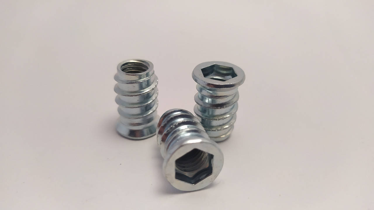 

Втулка мебельная М8х20