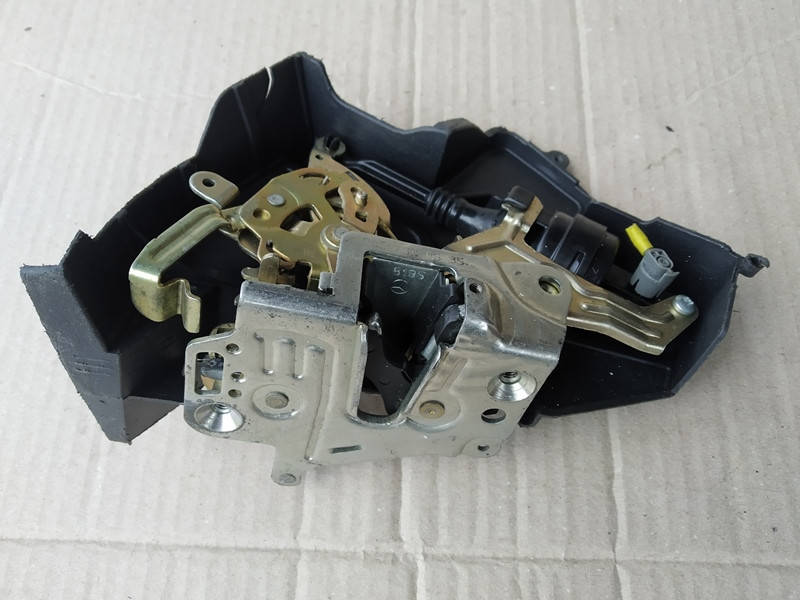 

Замок двери Mercedes E-Class W210 1995-2003 задний левый 2027300535