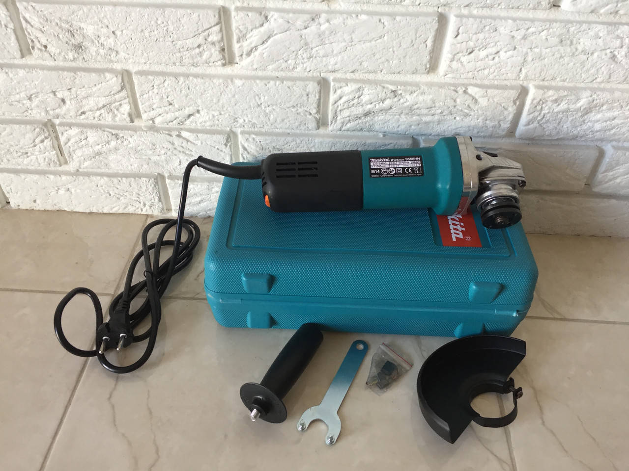 

Болгарка Makita 9558HN в кейсе с регулятором оборотов : 850Вт : 125мм