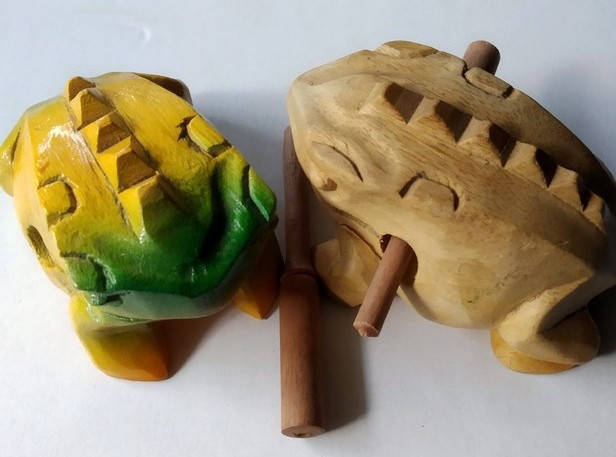 

Деревянная лягушка с палочкой, поющая жаба трещётка перкуссия Гуиро деревянная денежная жаба 10-14см