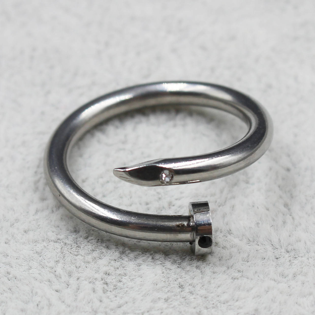 

Кольцо серебристое из ювелирной медицинской стали от Stainless Steel марка 316 L гвоздь версаче